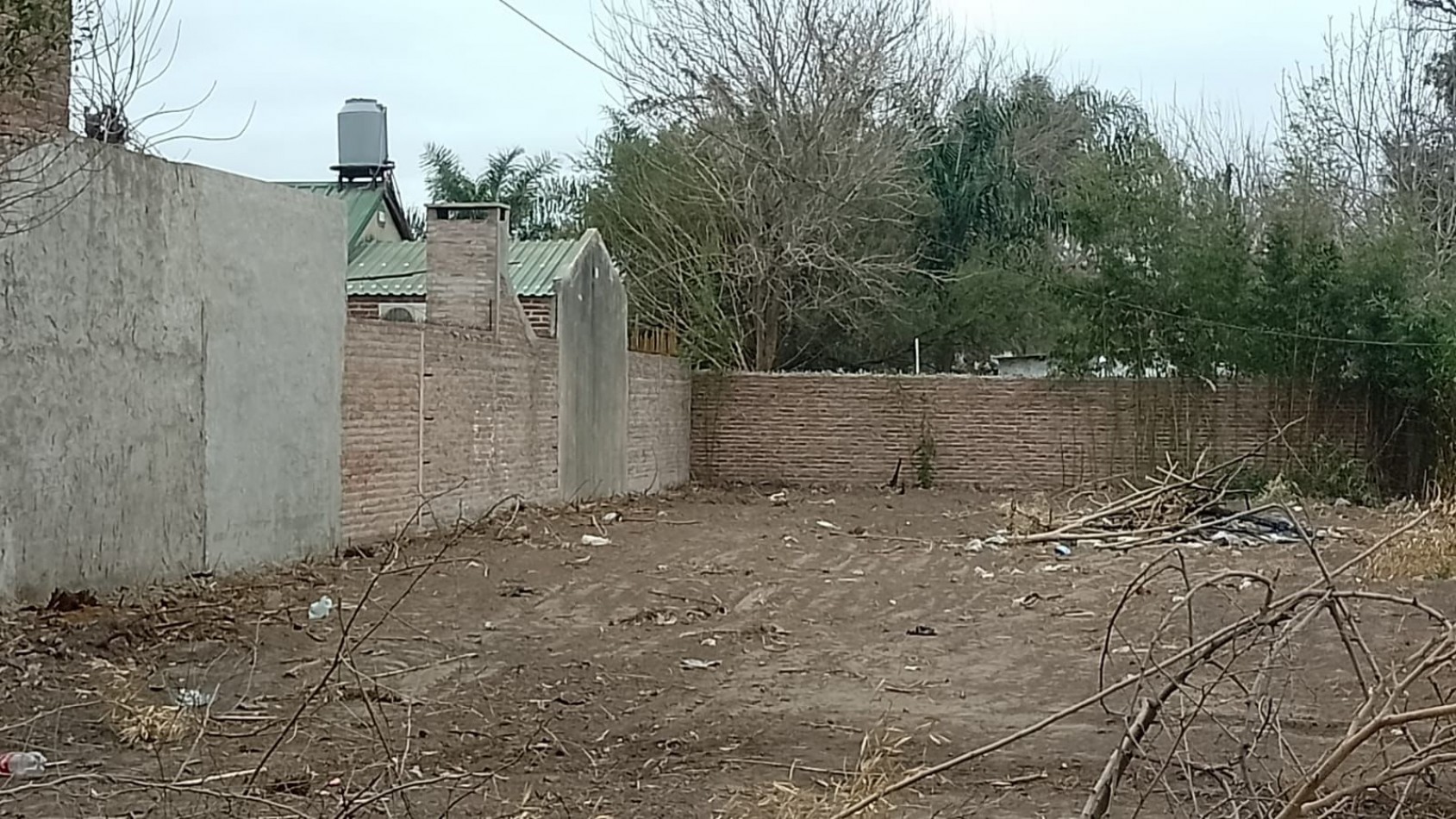 Lote baldio en barrio Villa Adelina Este